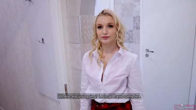 کالج کی نوجوان لڑکی نے اپنے بوائے فرینڈ کو اپنے دوست کے ساتھ دھوکہ دیا | پی او وی اور اس کی بلی کے اندر سہ!